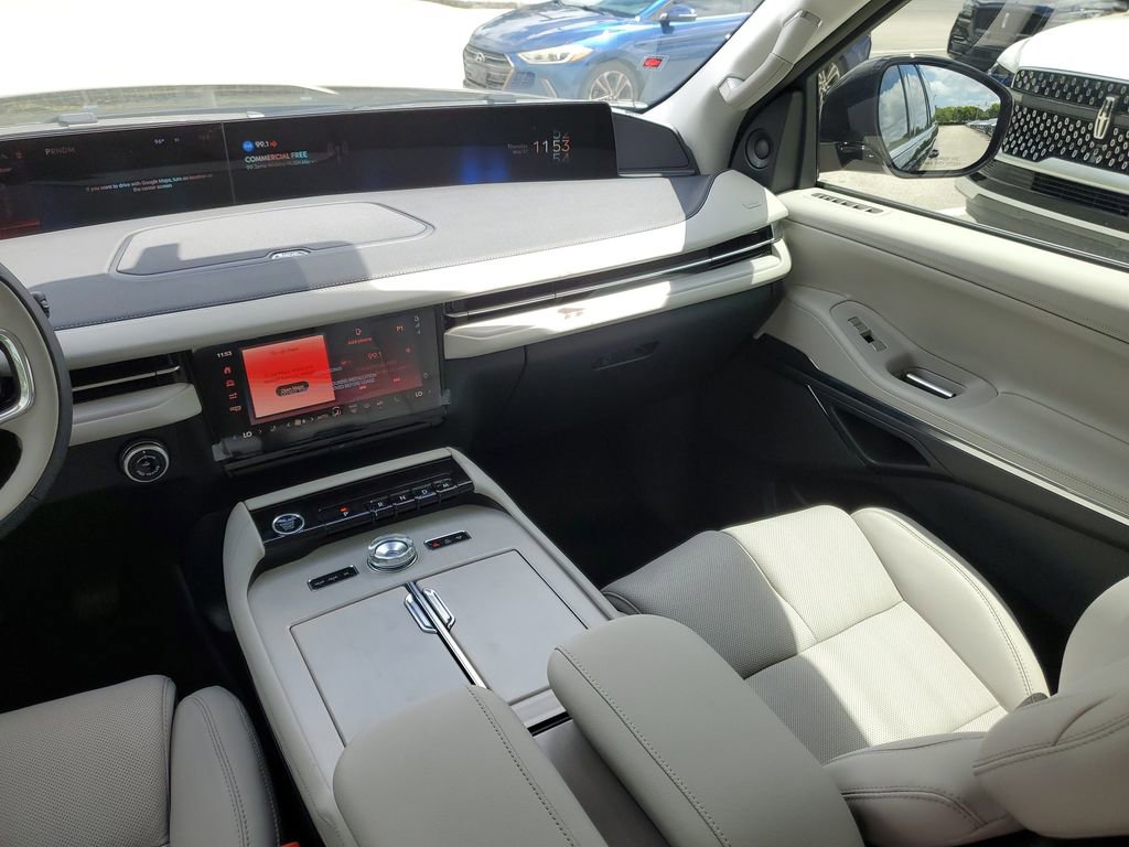 New 2026 Lincoln Navigator Premier AWD/4WD image 17