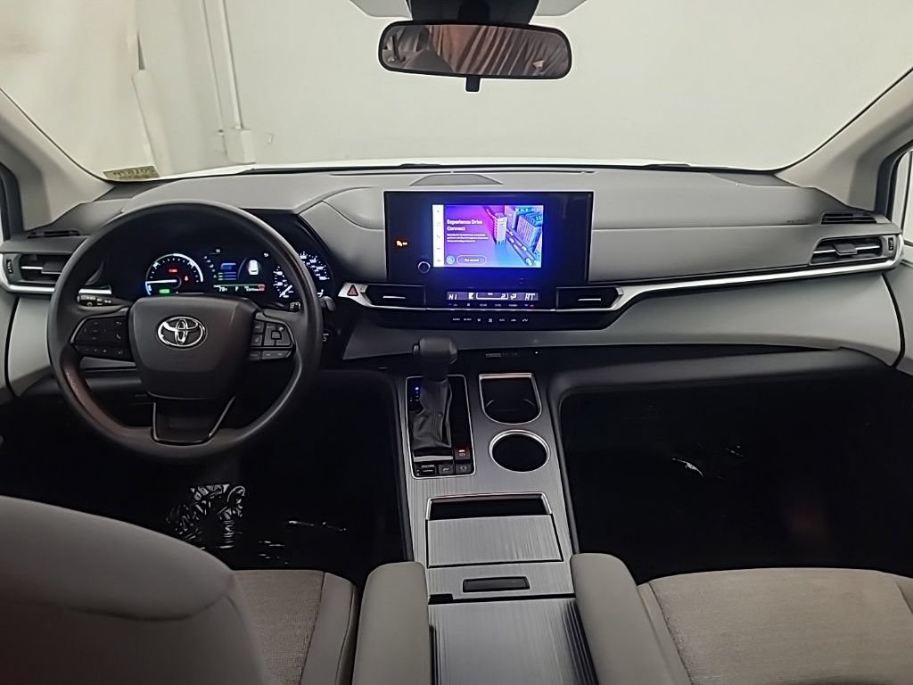 Used 2025 Toyota Sienna LE FWD image 24