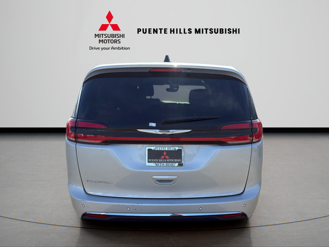 Used 2024 Chrysler Pacifica Touring-L FWD image 6