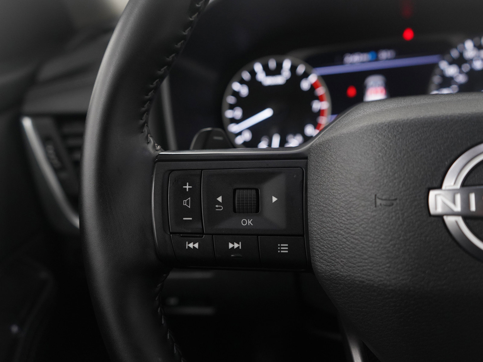 Used 2025 Nissan Rogue SV image 24