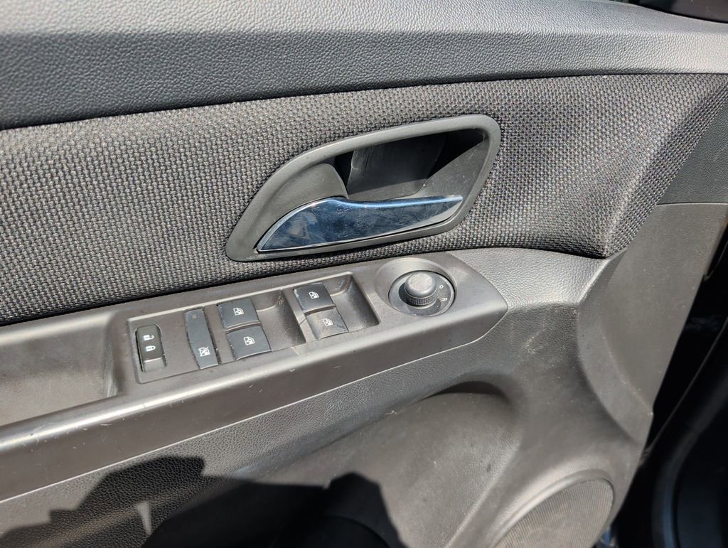 Used 2015 Chevrolet Cruze LT image 10