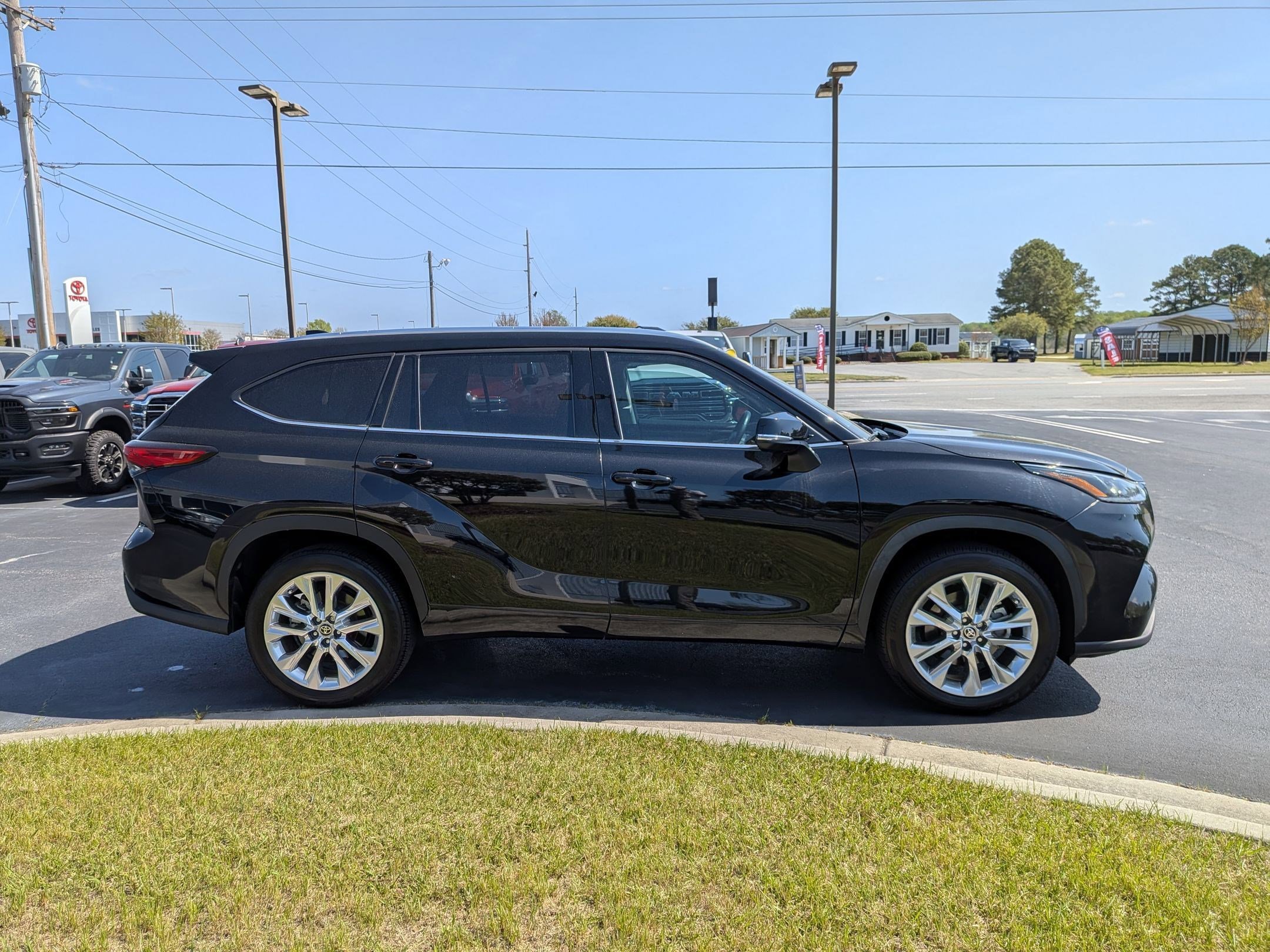 Used 2023 Toyota Highlander Limited FWD image 4
