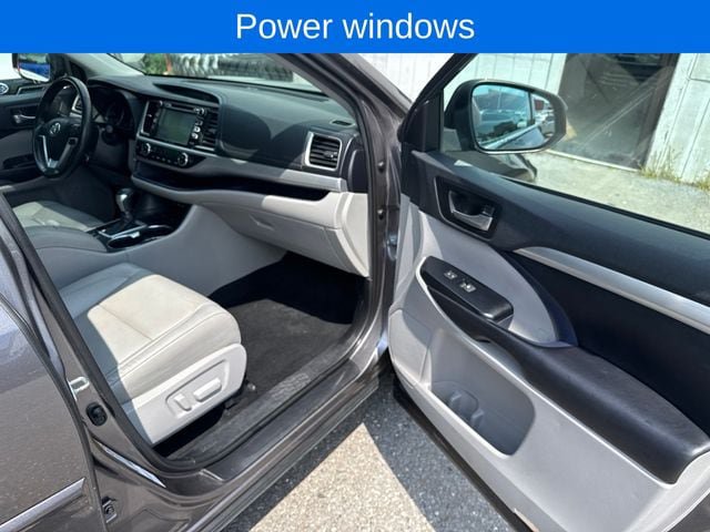 Used 2019 Toyota Highlander XLE AWD/4WD image 24
