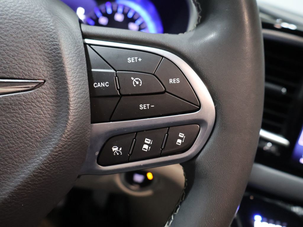 Used 2023 Chrysler Pacifica Touring-L FWD image 33