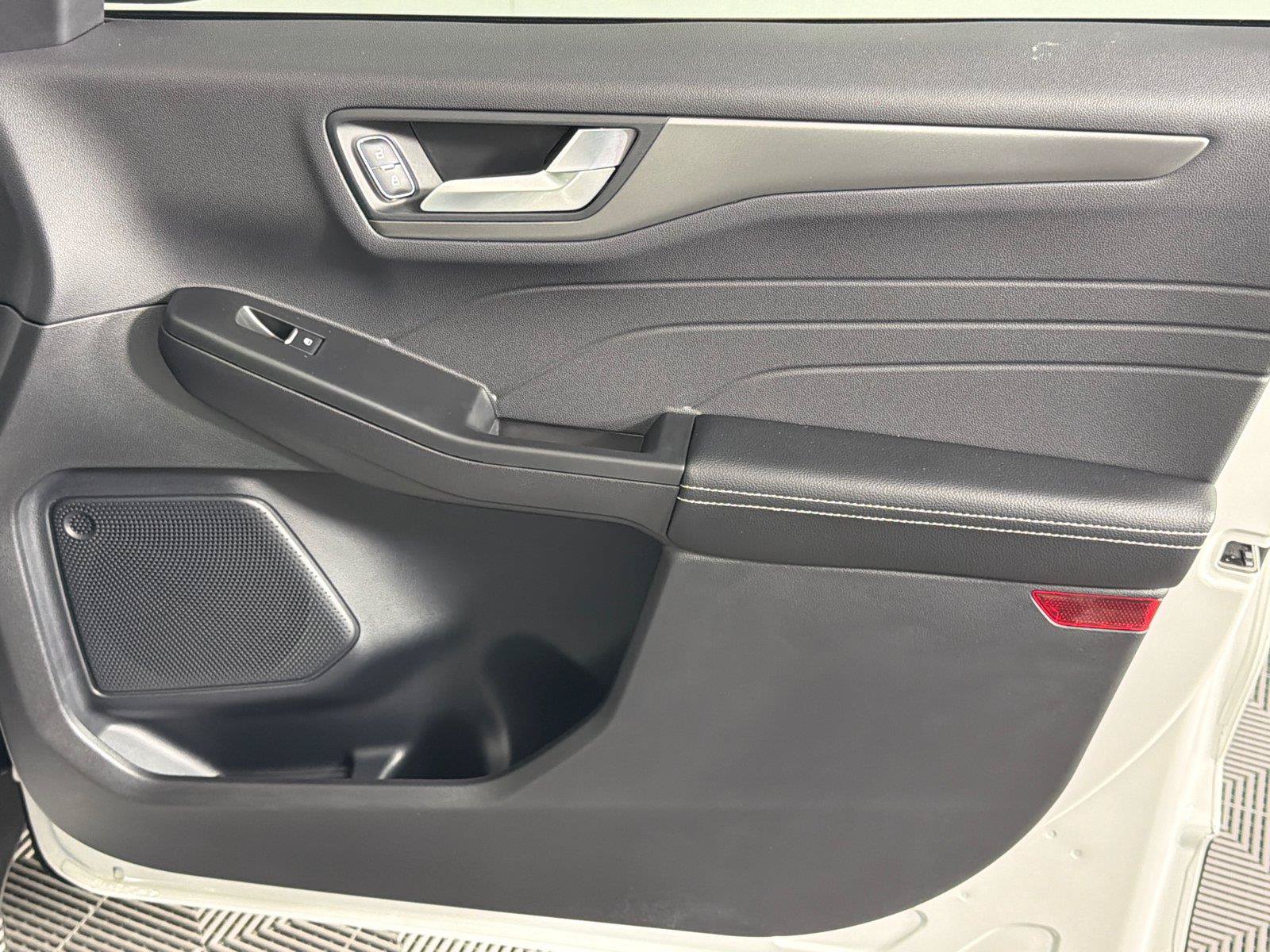 Used 2025 Ford Escape SE FWD image 14