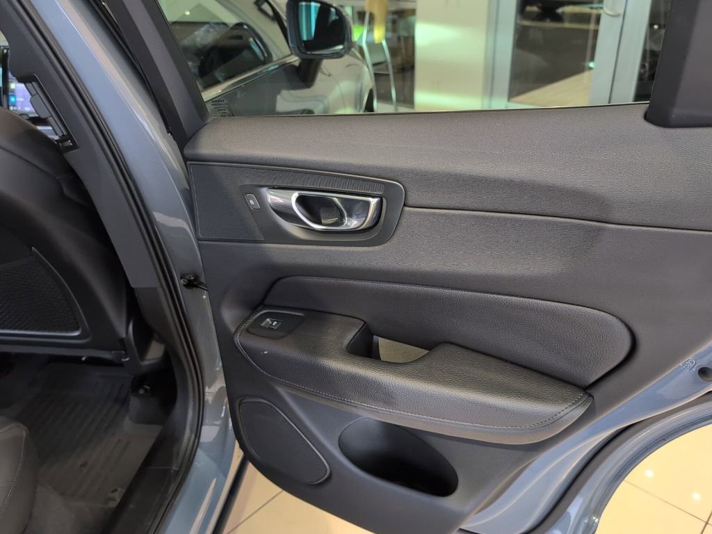 Used 2022 Volvo XC60 B5 Momentum w/ Advanced Package image 41