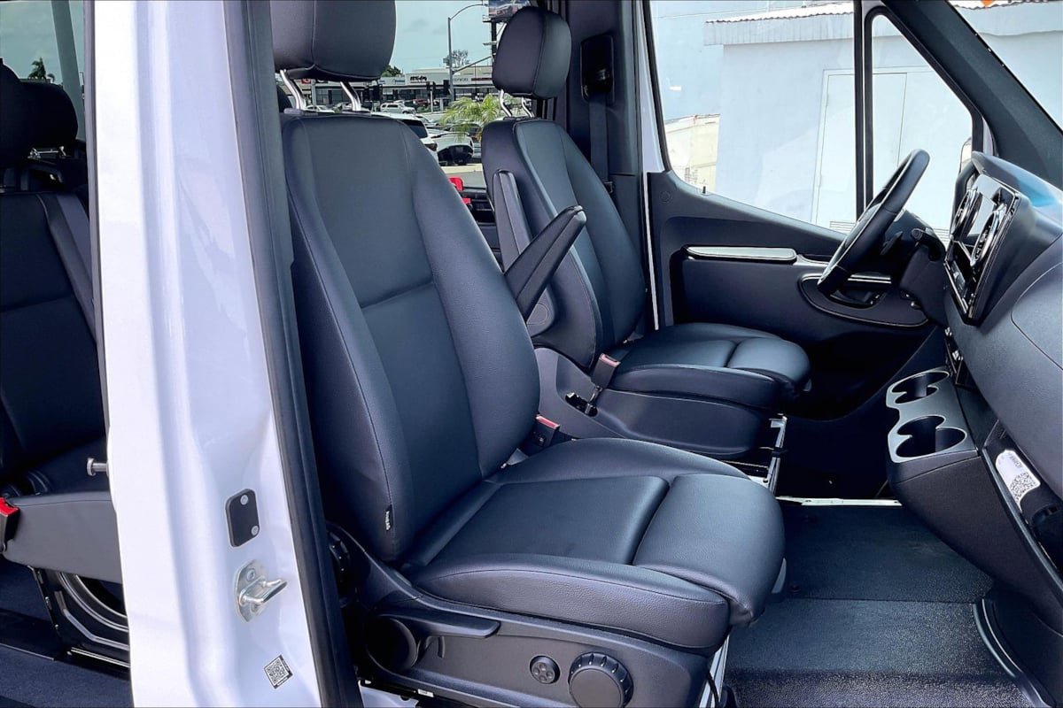 Used 2024 Mercedes-Benz Sprinter 2500 image 7