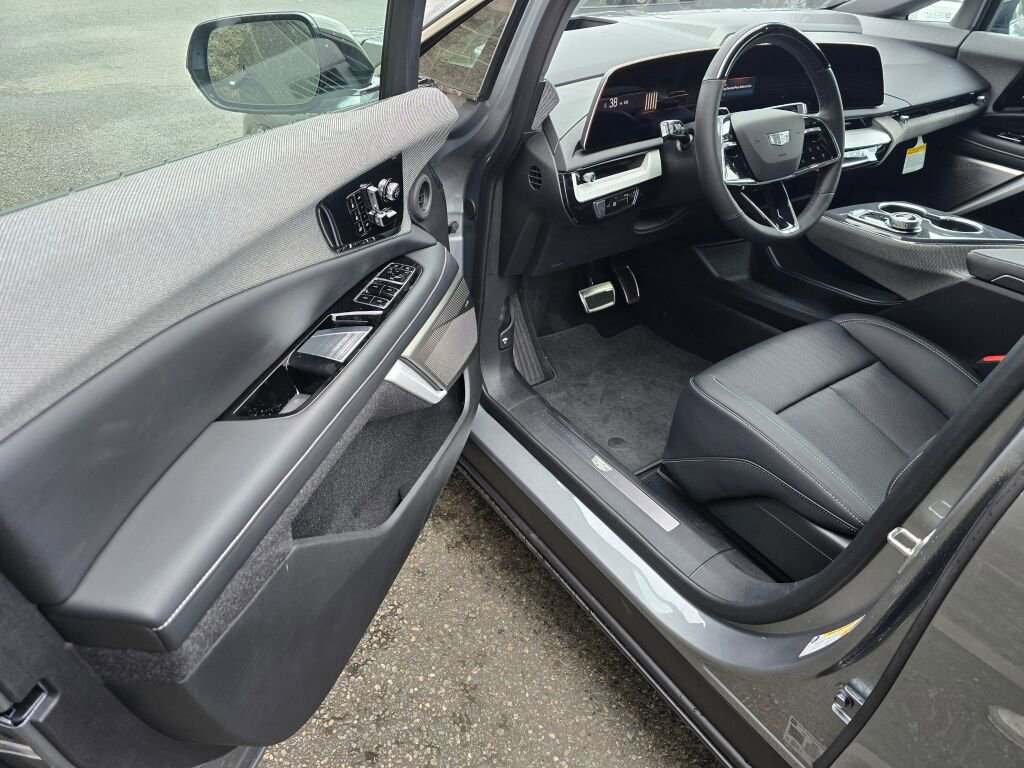 New 2026 Cadillac Optiq Luxury 2 image 22