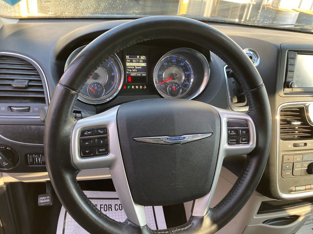 Used 2016 Chrysler Town & Country Touring image 20
