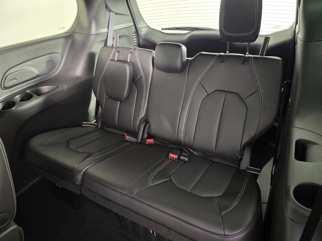 New 2026 Chrysler Pacifica Select AWD/4WD image 38