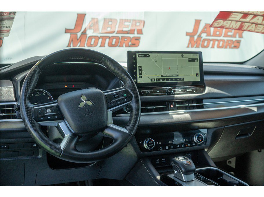Used 2025 Mitsubishi Outlander AWD image 40
