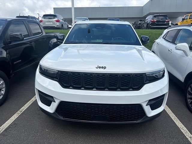 Used 2024 Jeep Grand Cherokee Altitude AWD/4WD image 2