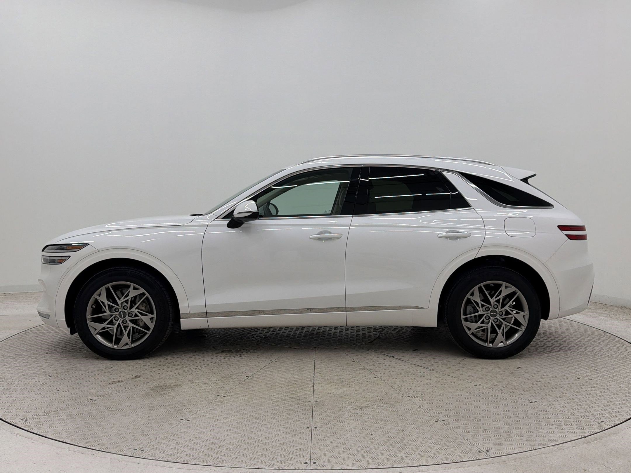 Used 2024 Genesis GV70 2.5T w/ Select Package AWD/4WD image 2