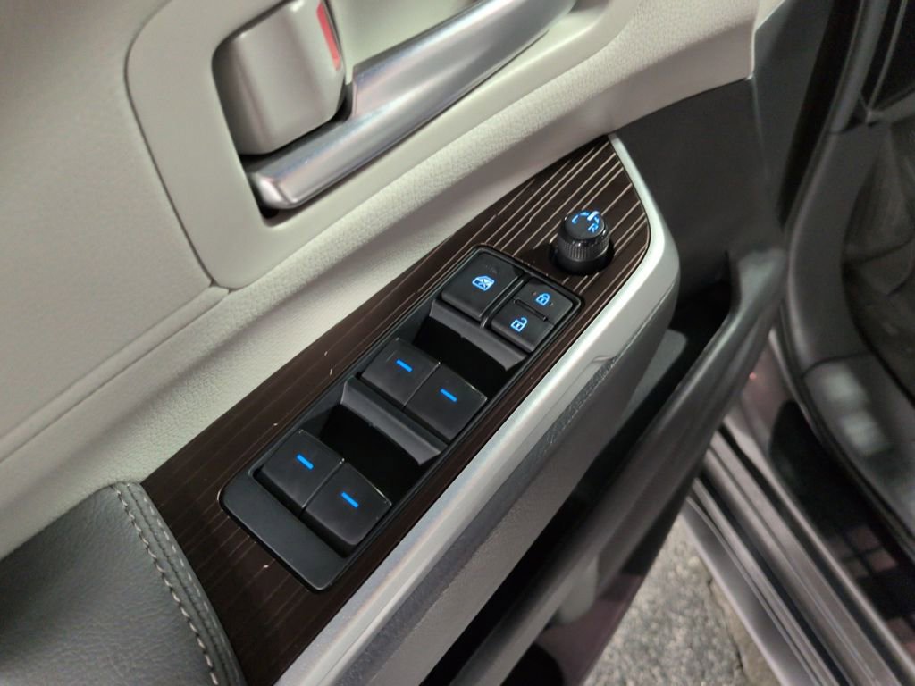 Used 2024 Toyota Sienna XLE image 11