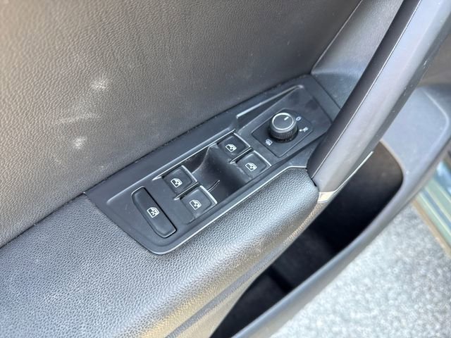 Used 2020 Volkswagen Tiguan SE image 24