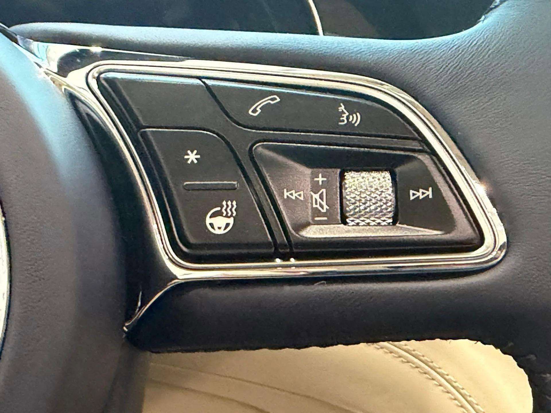 New 2025 Bentley Bentayga image 33