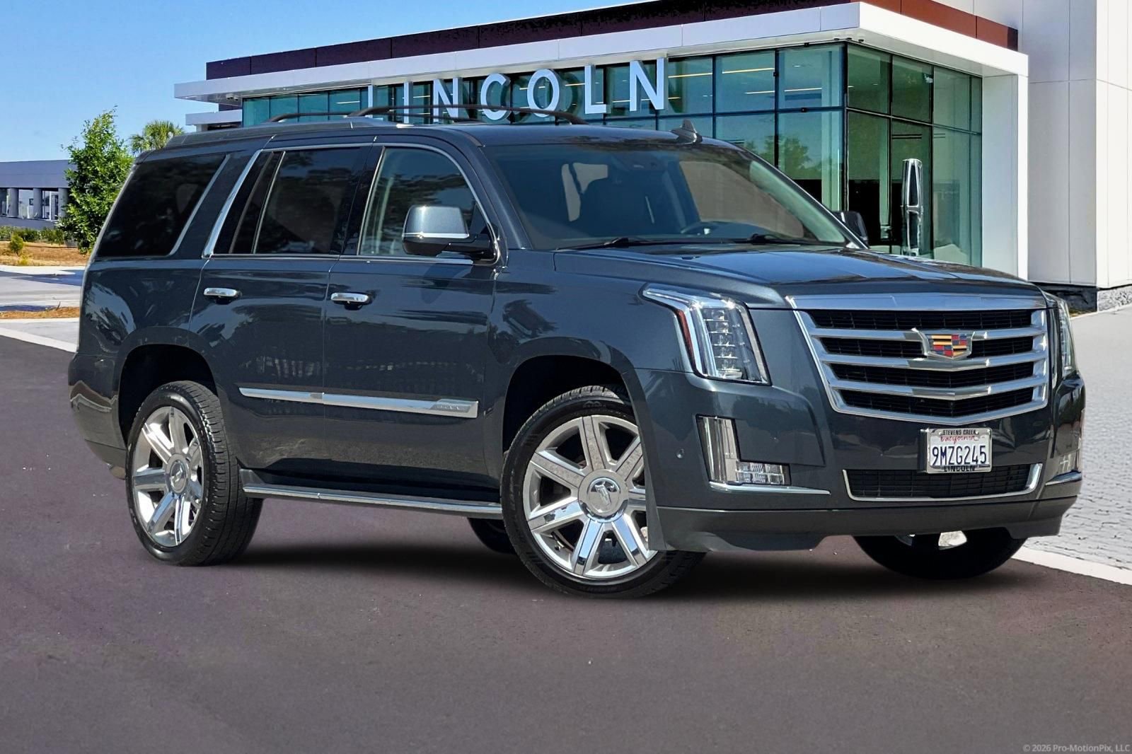 Used 2020 Cadillac Escalade Luxury AWD/4WD image 2