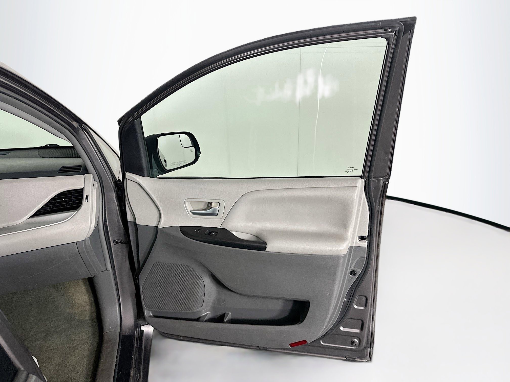 Used 2015 Toyota Sienna LE image 31