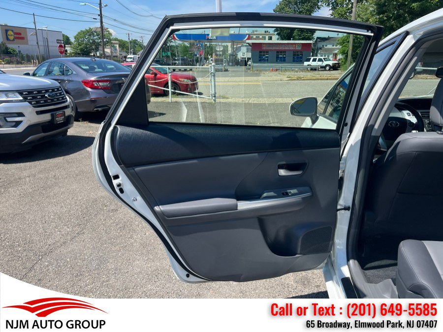 Used 2014 Toyota Prius V Five FWD image 33