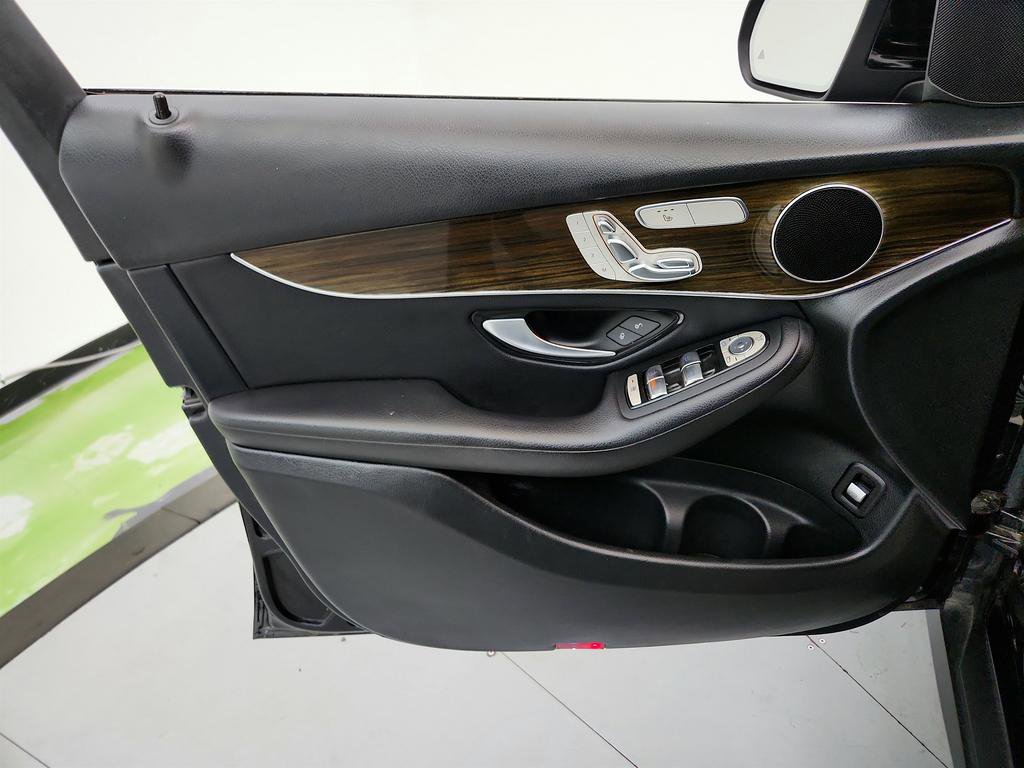 Used 2020 Mercedes-Benz GLC 300 4MATIC image 21