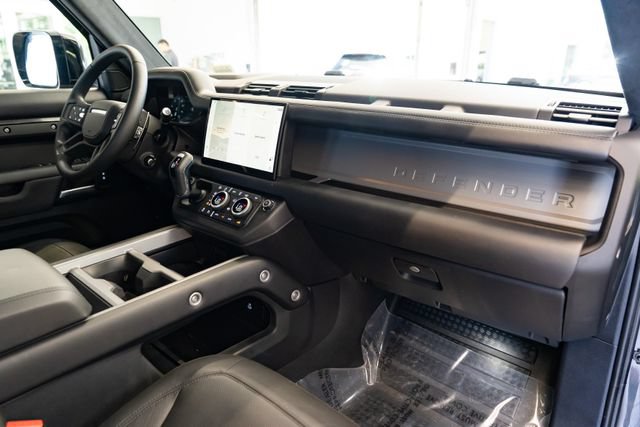 Used 2025 Land Rover Defender 110 V8 AWD/4WD image 31