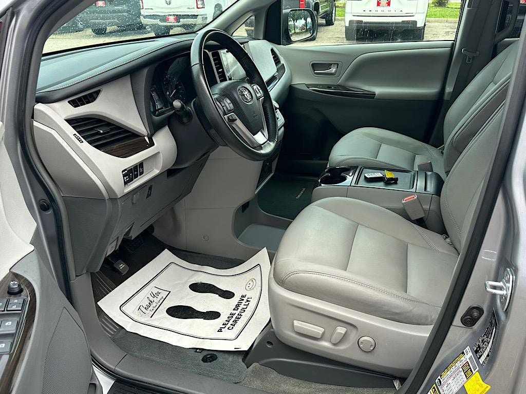 Used 2017 Toyota Sienna XLE Premium FWD image 13
