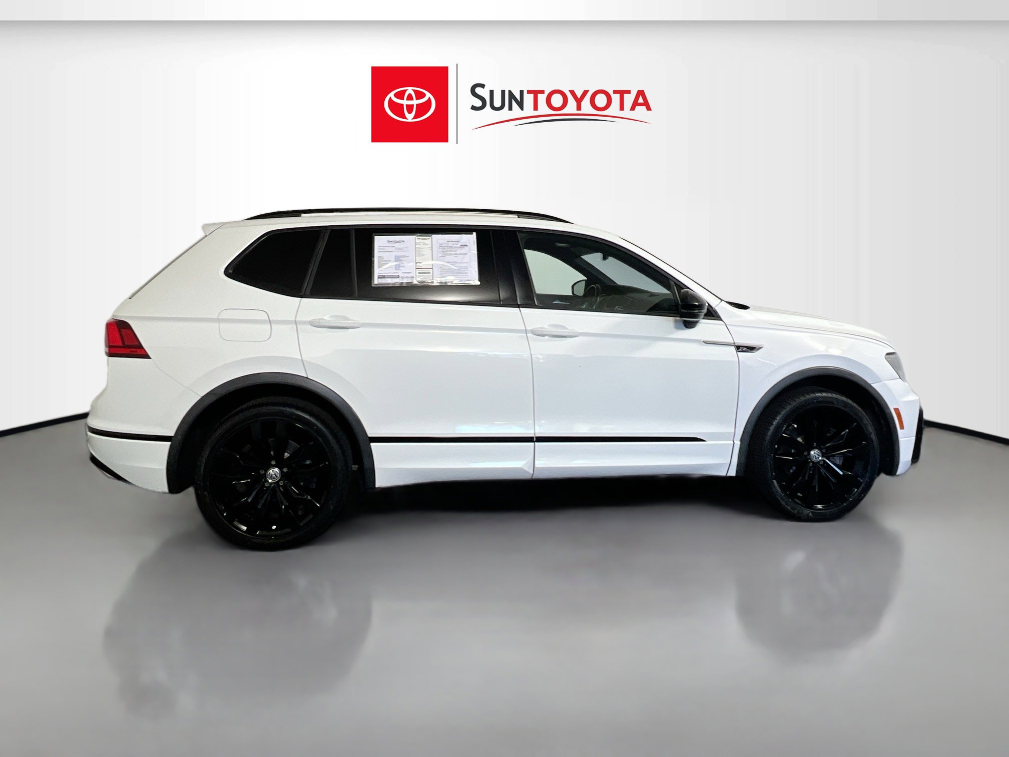 Used 2021 Volkswagen Tiguan SE R-Line image 2