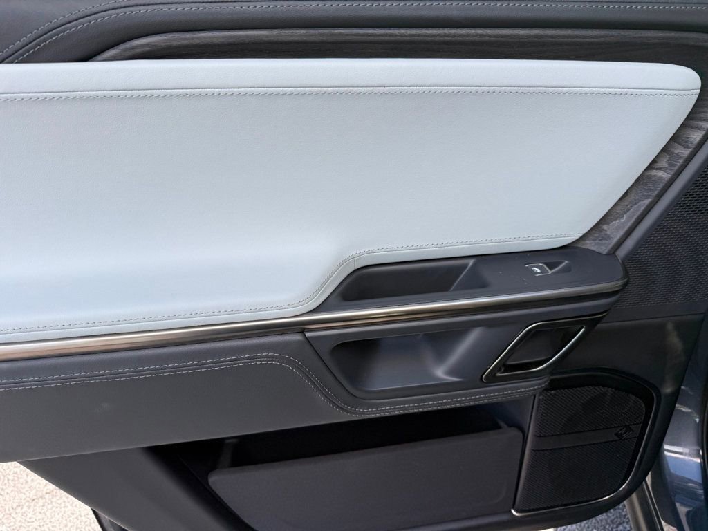 Used 2023 Rivian R1S Adventure image 28