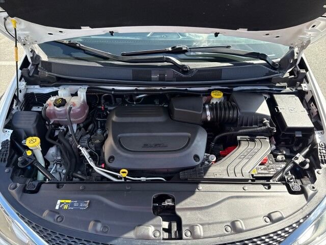 Used 2020 Chrysler Pacifica Touring-L FWD image 19