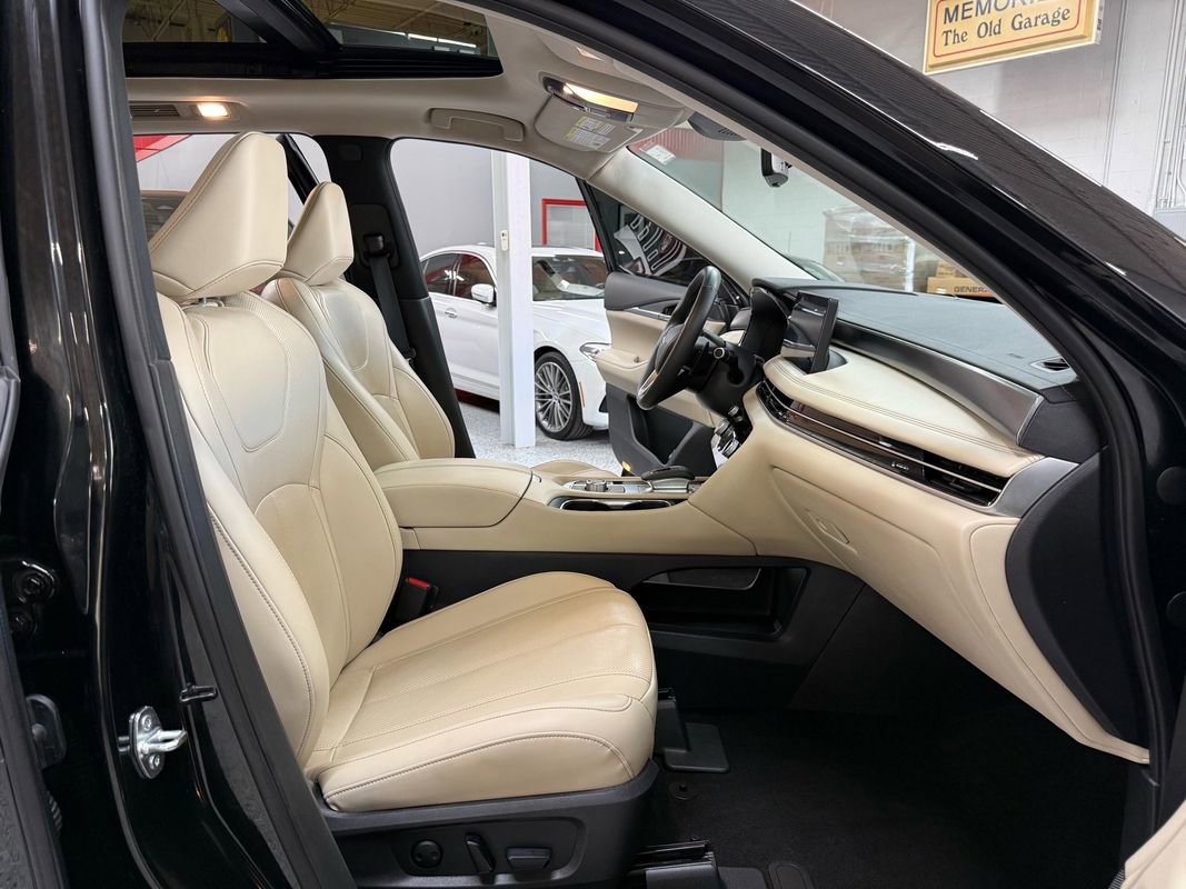 Used 2023 INFINITI QX60 Luxe AWD/4WD image 16