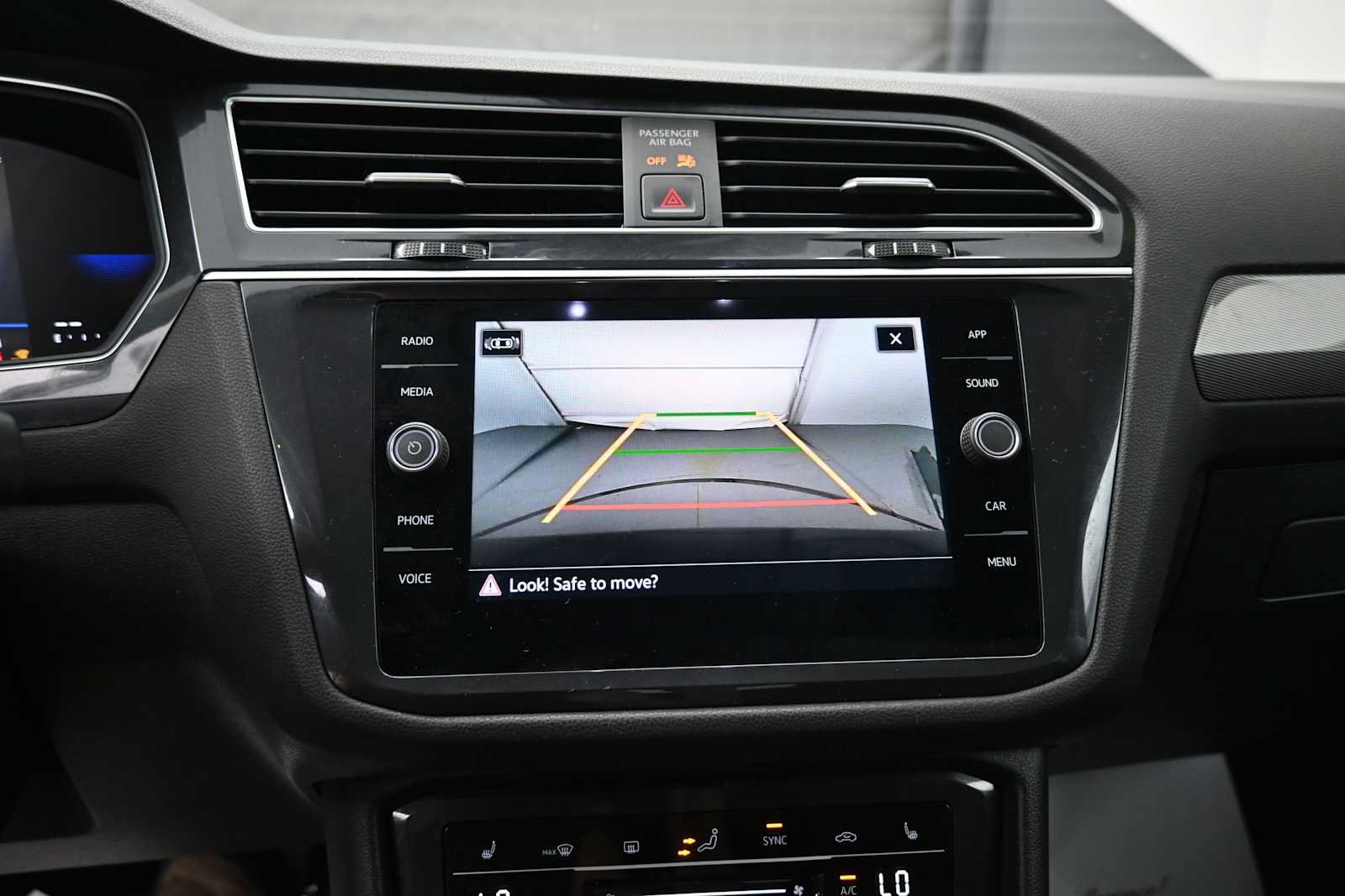 Used 2024 Volkswagen Tiguan SE w/ Panoramic Sunroof Package AWD/4WD image 8
