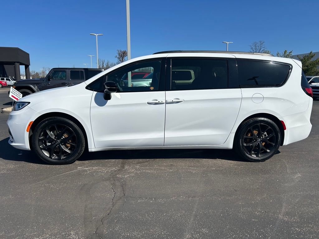 Certified 2025 Chrysler Pacifica Limited image 4