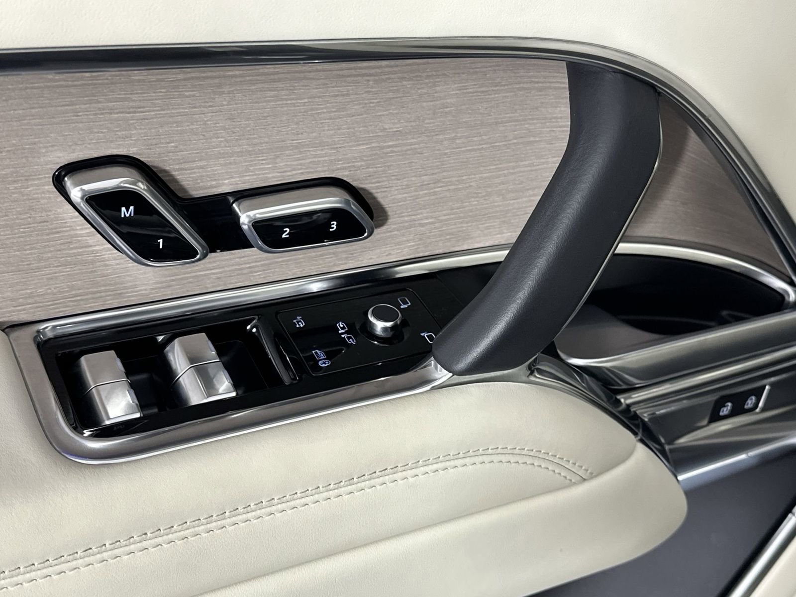 Used 2024 Land Rover Range Rover Long Wheelbase SE image 13