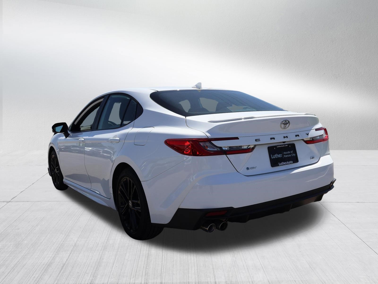 Used 2025 Toyota Camry SE FWD image 5