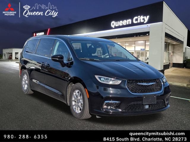 Used 2024 Chrysler Pacifica Touring-L FWD image 1
