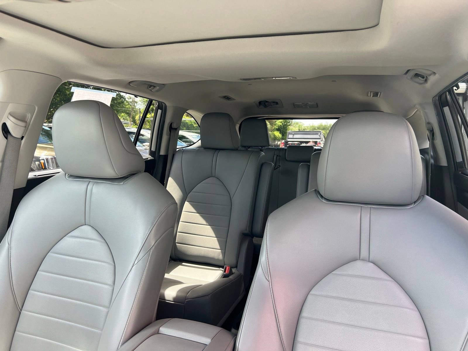 Used 2023 Toyota Highlander XLE FWD image 28