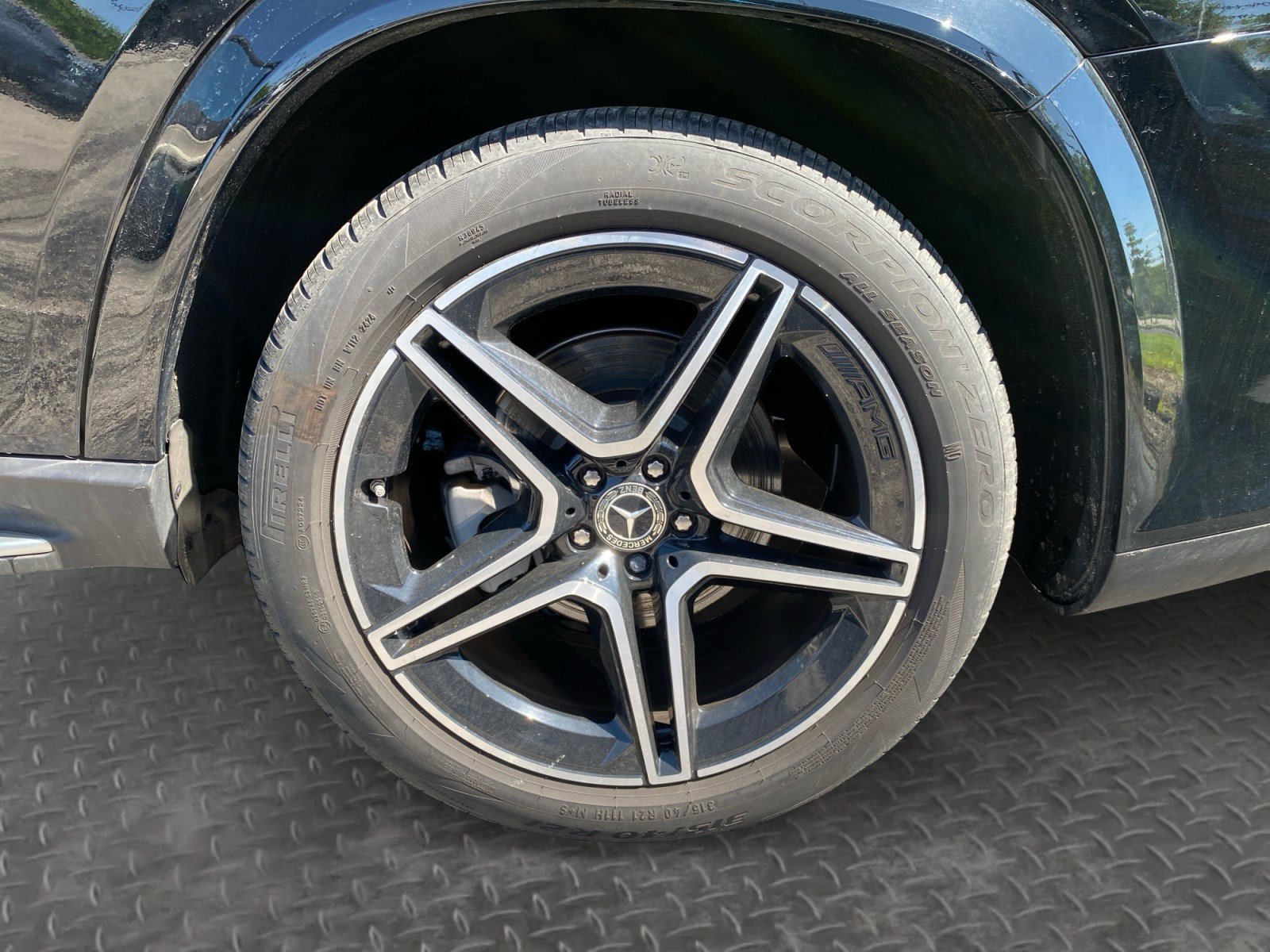 Used 2025 Mercedes-Benz GLS 450 4MATIC w/ AMG Line Exterior image 29
