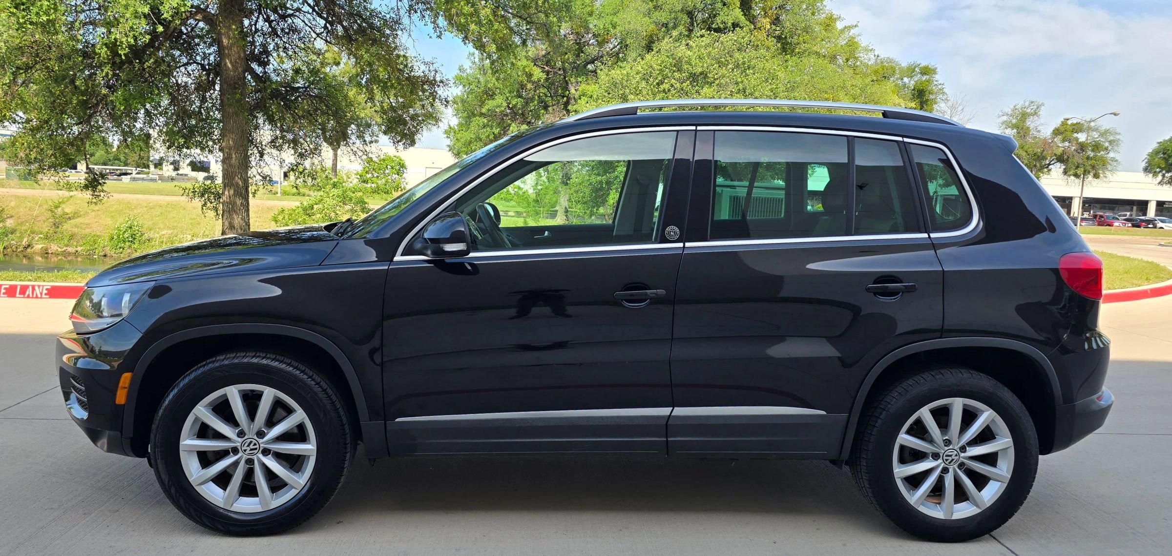 Used 2017 Volkswagen Tiguan Wolfsburg Edition AWD/4WD image 8