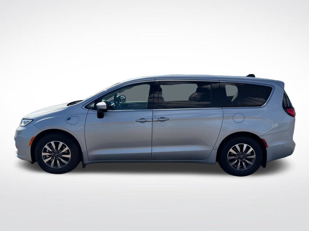 Used 2023 Chrysler Pacifica Touring-L FWD image 2