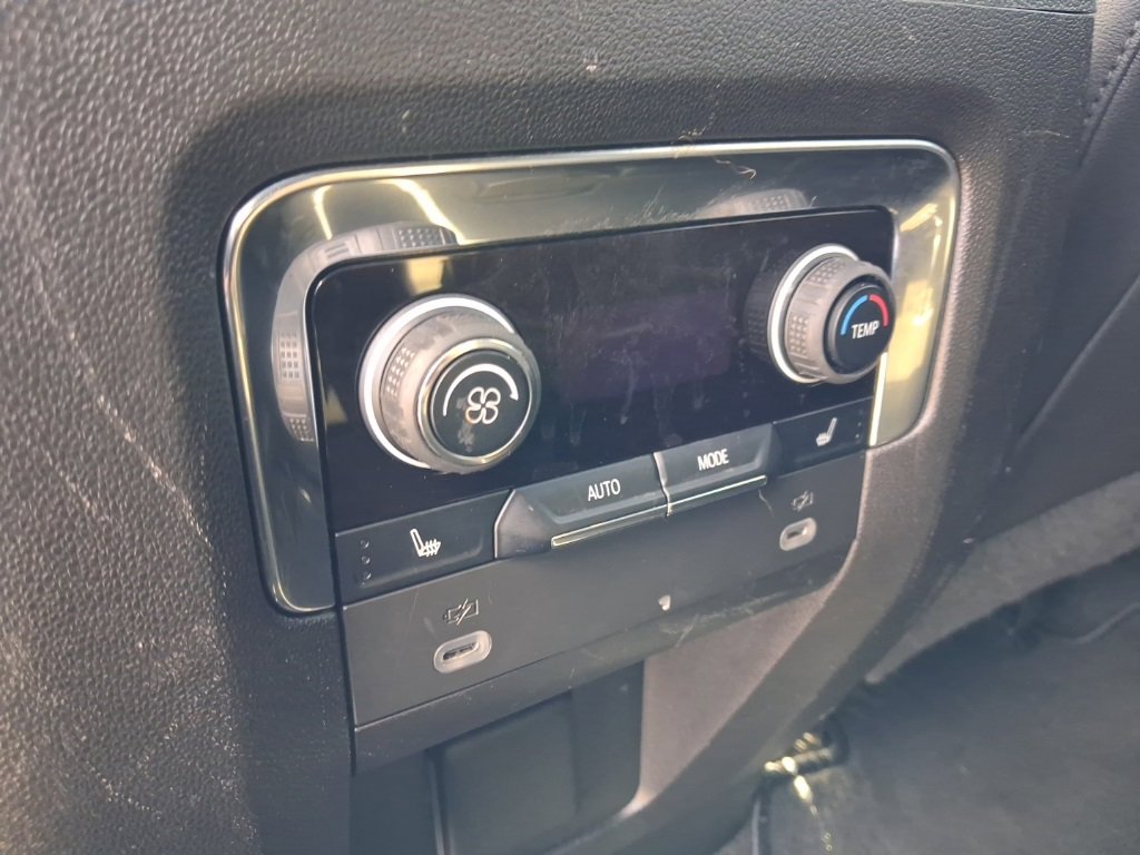 Used 2023 Chevrolet Suburban Z71 w/ Luxury Package image 28