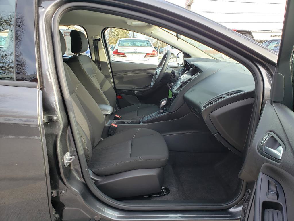 Used 2018 Ford Focus SE w/ SE Appearance Package image 17