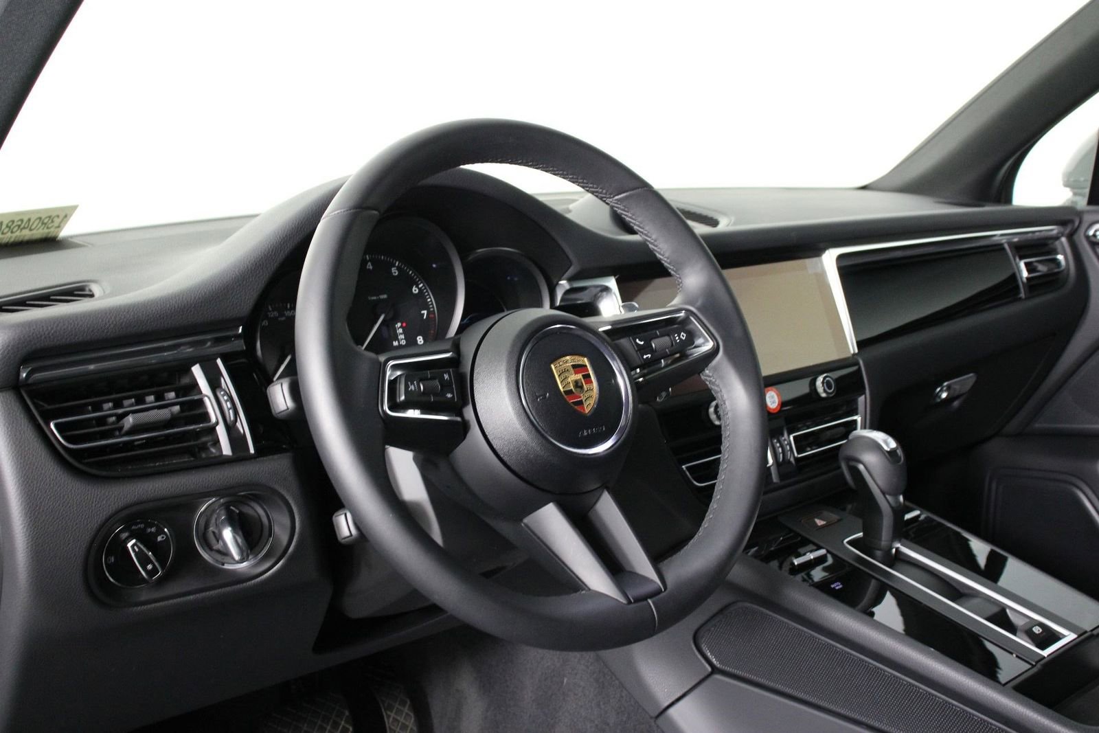 Certified 2025 Porsche Macan image 4