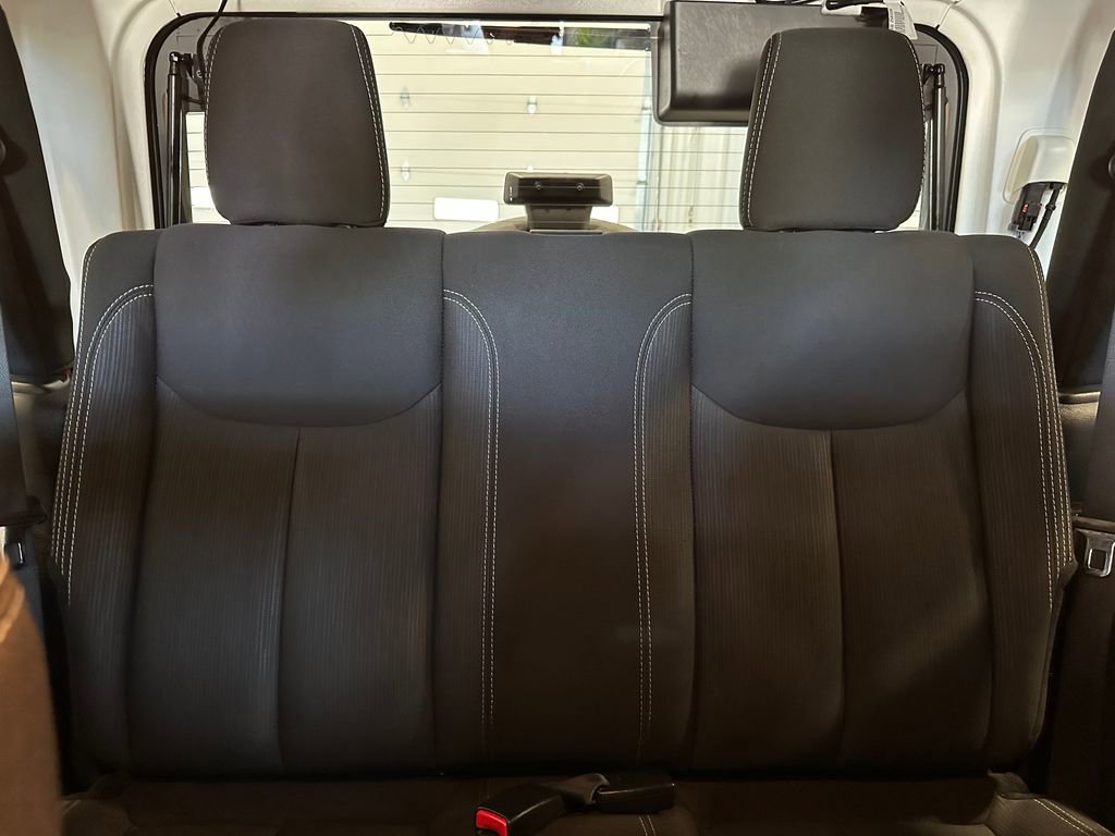Used 2018 Jeep Wrangler Sahara w/ Connectivity Group AWD/4WD image 36