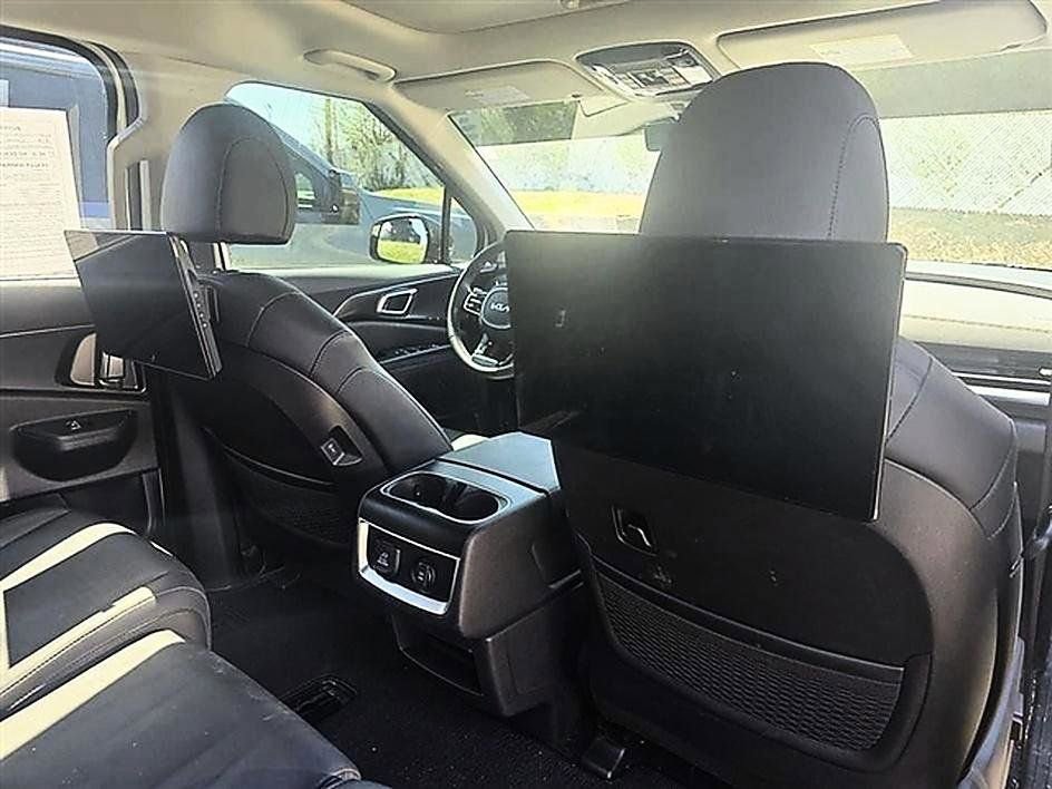 Used 2025 Kia Carnival SX Prestige image 4