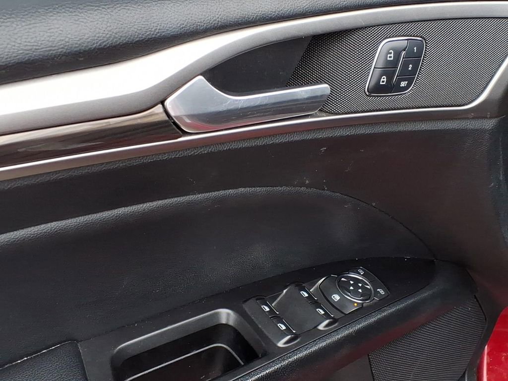 Used 2018 Ford Fusion SE w/ Fusion SE Technology Package image 10