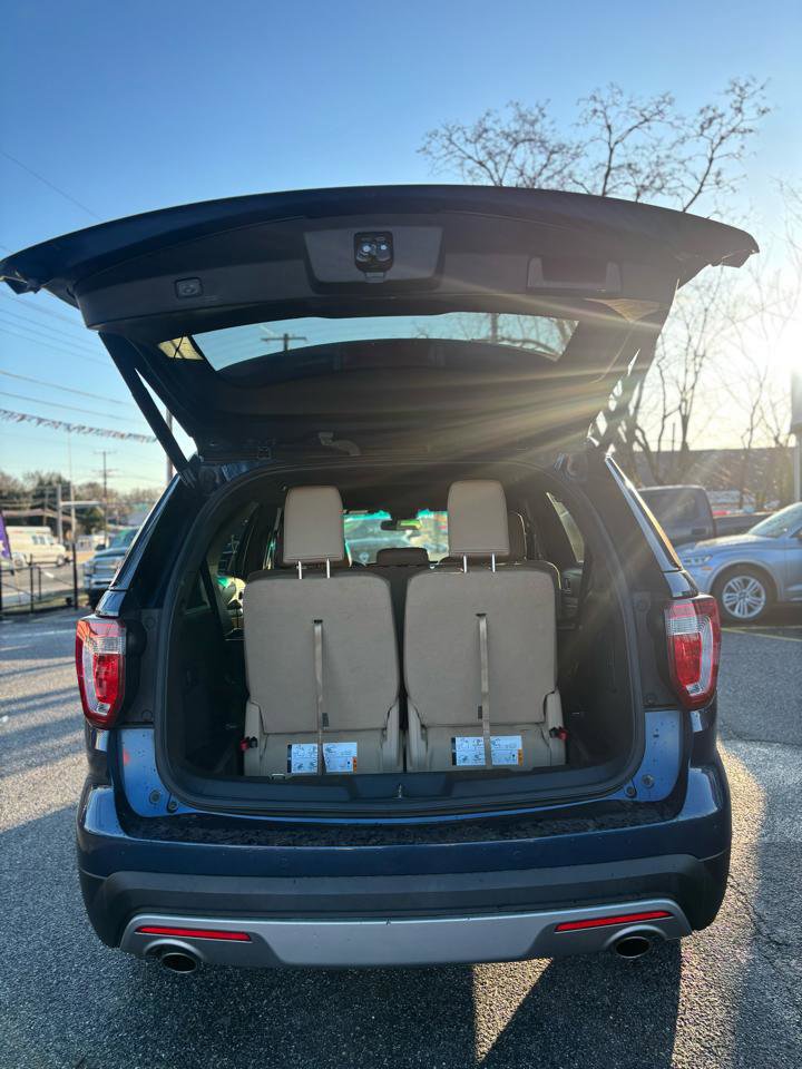 Used 2017 Ford Explorer XLT w/ Equipment Group 202A image 5