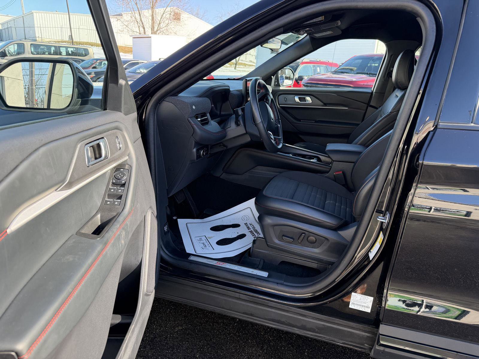 Used 2025 Ford Explorer ST-Line w/ ST-Line Street Pack image 12