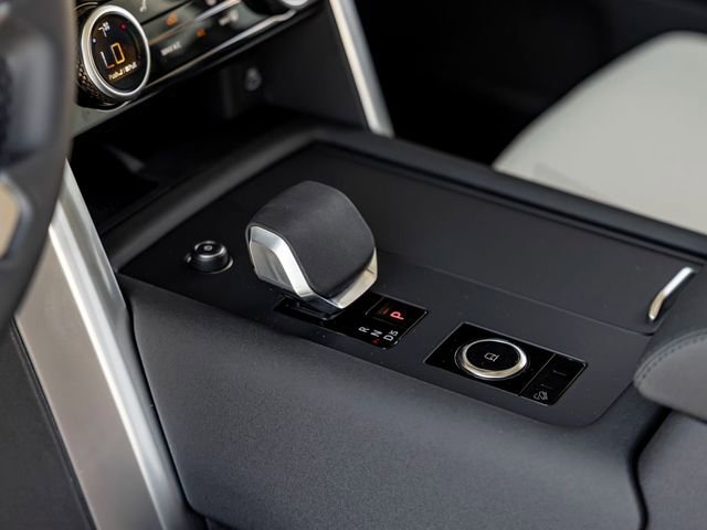 Used 2025 Land Rover Discovery S image 19