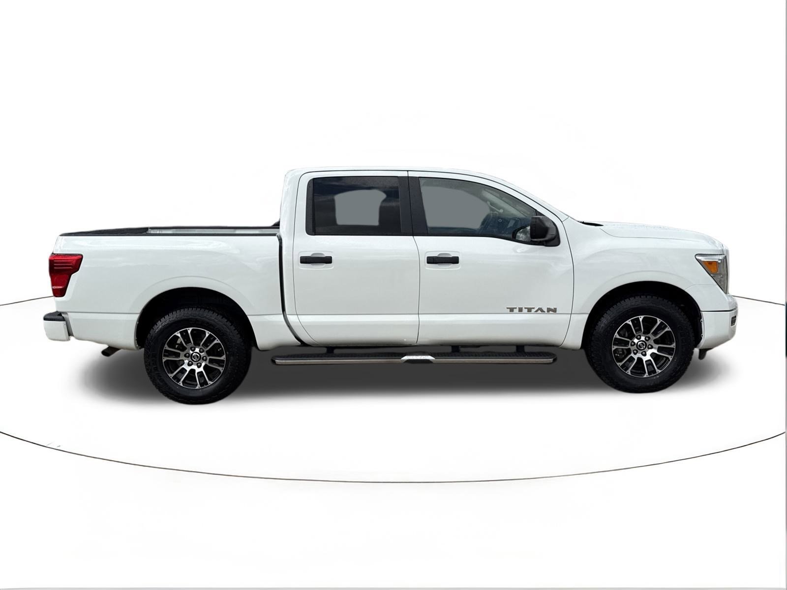 Used 2022 Nissan Titan SV image 2