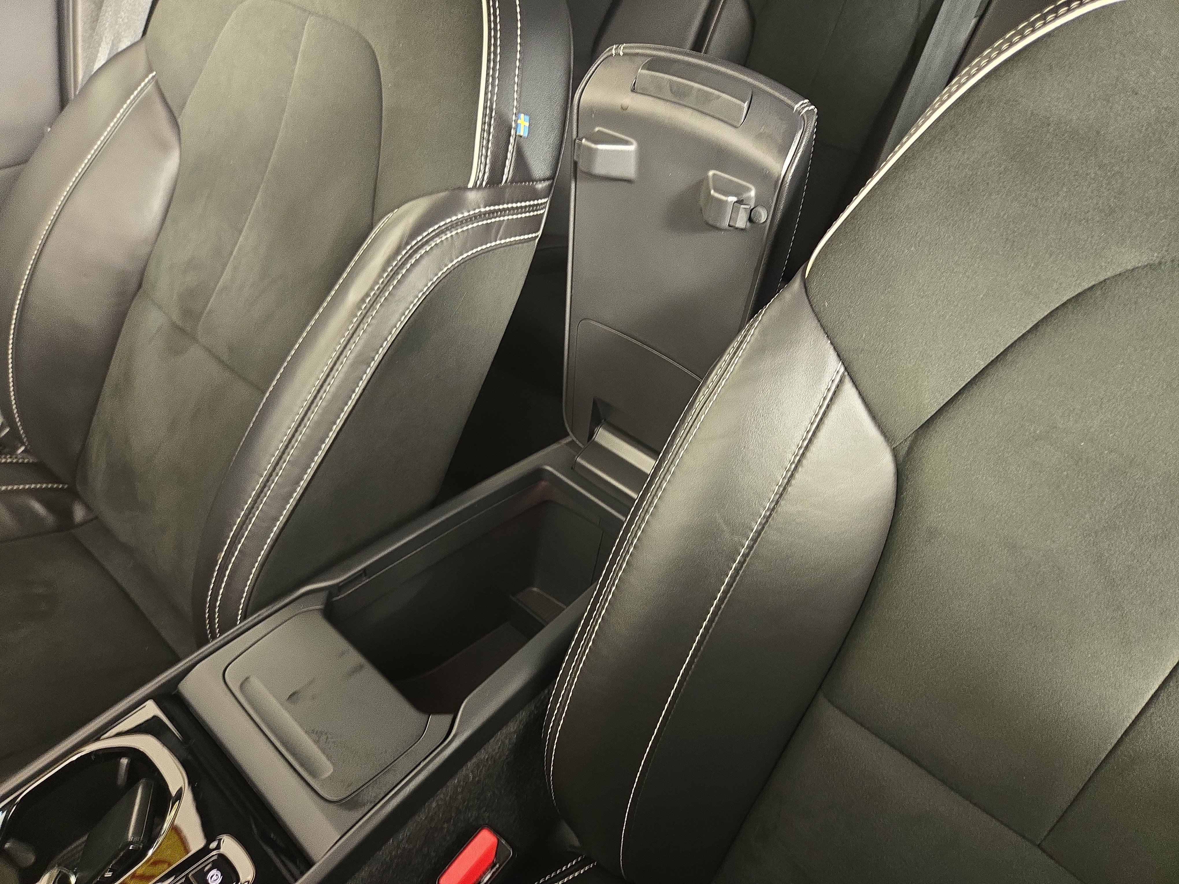 Used 2022 Volvo XC40 T5 R-Design w/ Advanced Package image 27